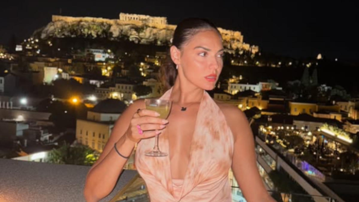 Βρισηίδα Ανδριώτου: Λάμψη στη Μάλτα με χρυσό φόρεμα