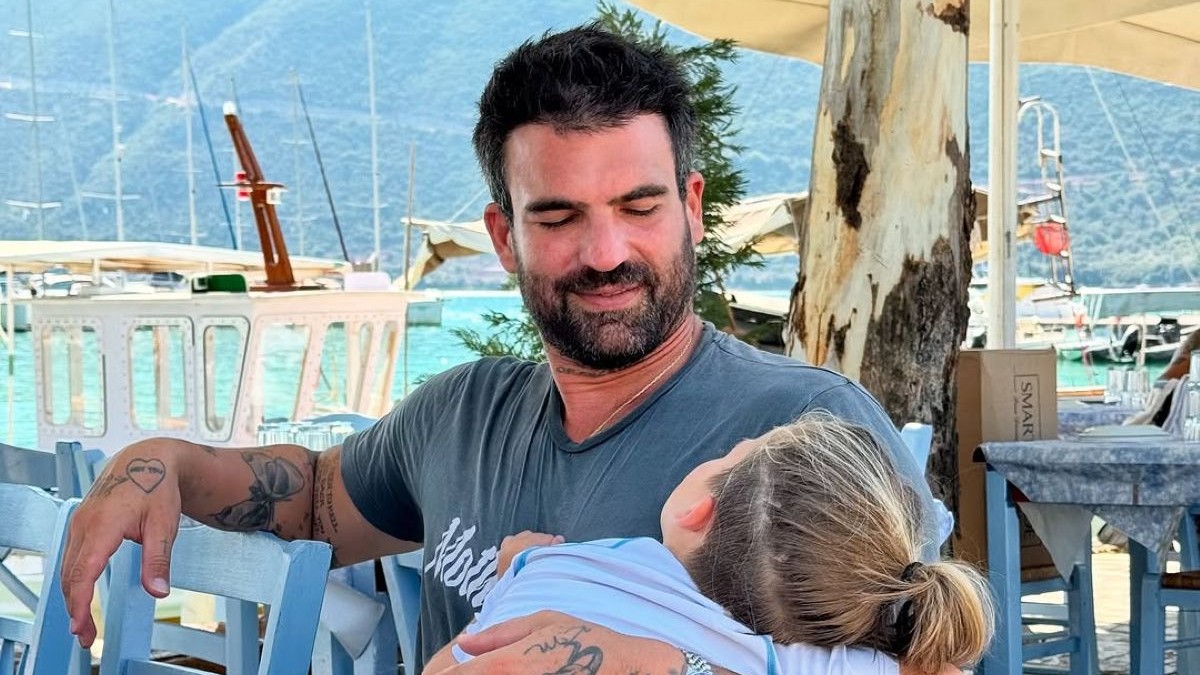 Δημήτρης Αλεξάνδρου: Η ανάρτηση από τη Λευκάδα με τον γιο του Παρή – «Τι αξίζει περισσότερο; Το τοπίο ή οι άνθρωποι δίπλα σου;»