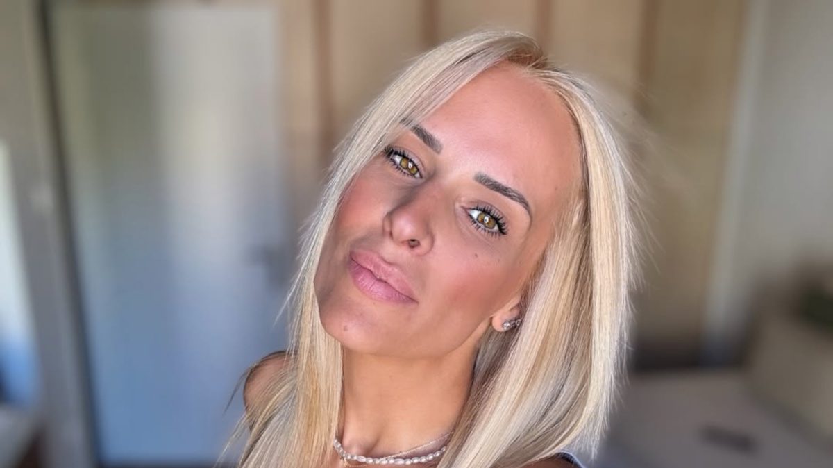 Έλενα Ασημακοπούλου: Μαγνητίζει τα βλέμματα με μπεζ παντελόνα και λευκό κορσέ τοπ