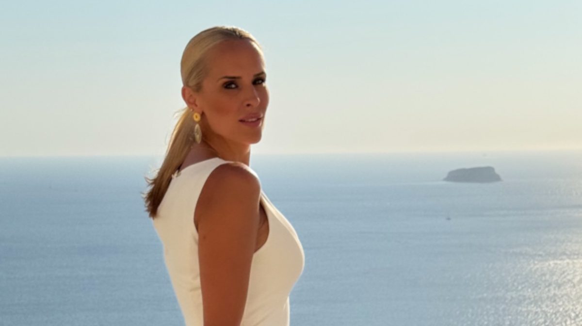 Η Έλενα Ασημακοπούλου εντυπωσιάζει στη Σαντορίνη με καλοκαιρινές εμφανίσεις