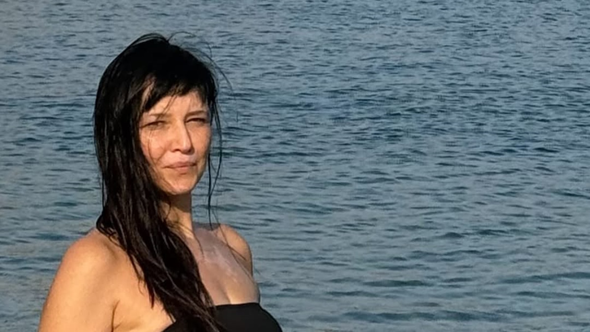 Αθηναΐς Νέγκα: Ποζάρει με μαύρο μπικίνι στη παραλία – «Η συγκεκριμένη φωτογραφία δεν έχει ρετούς»