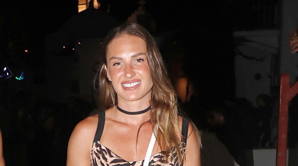 Κατερίνα Δαλάκα: Βραδινή έξοδος με κομψό animal print τοπ και λευκό παντελόνι