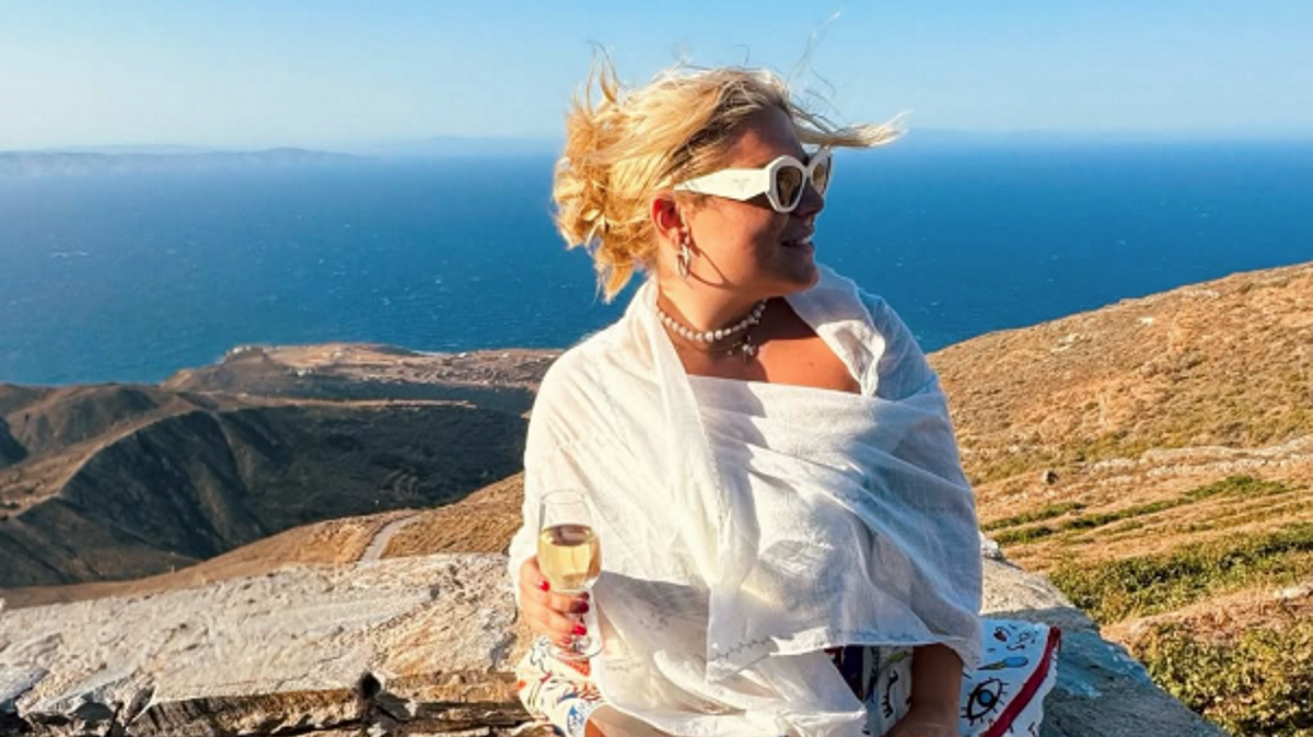 Δανάη Μπάρκα: Βουτιές στα καταγάλανα νερά με ολόσωμο πολύχρωμο μαγιό