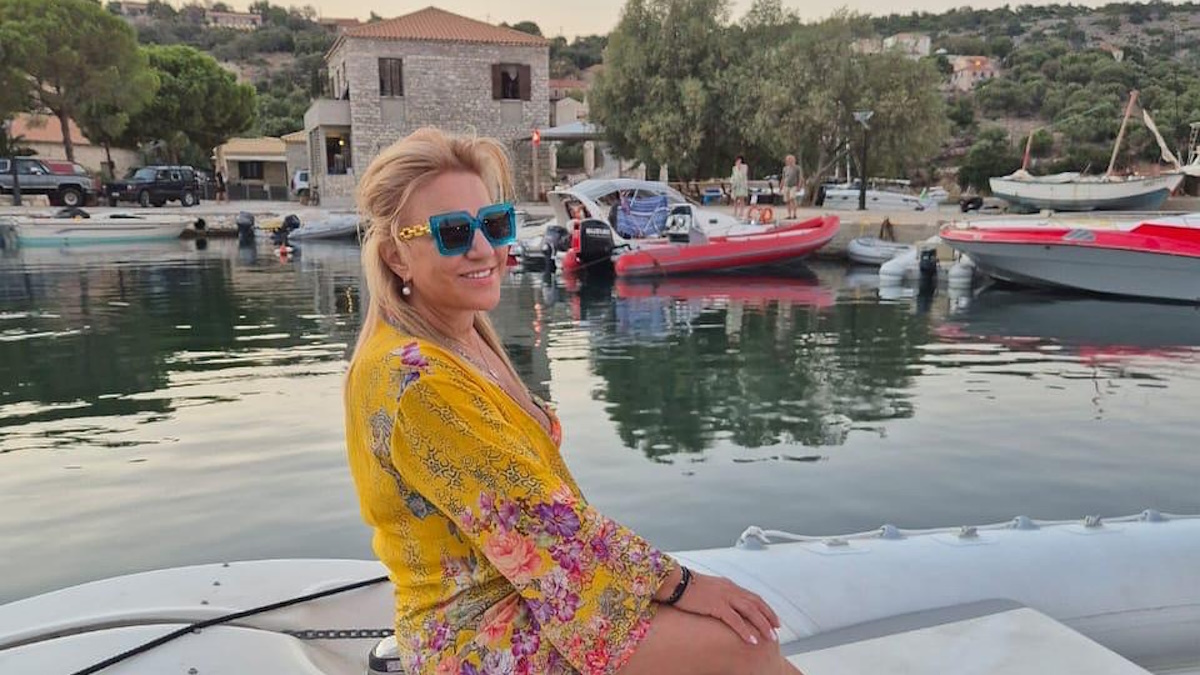 Δέσποινα Μοιραράκη:  Ποζάρει με floral μπικίνι σε βόλτα με σκάφος!