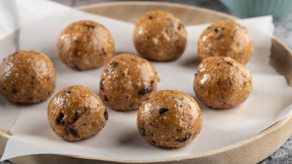 Energy balls με cranberries: Το σνακ που θα χρειαστείτε για την πρώτη μέρα στο γραφείο