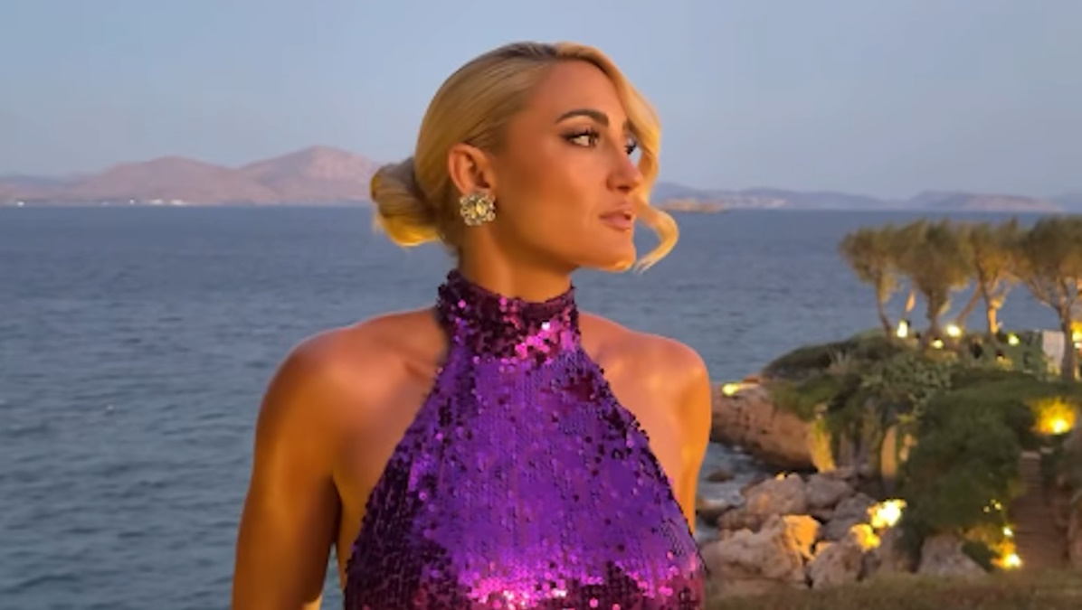 Ιωάννα Τούνη: Πόσο κοστίζει το μοβ sequined φόρεμα που έβαλε στον γάμο του FY με την Αλεξία Κεφαλά;