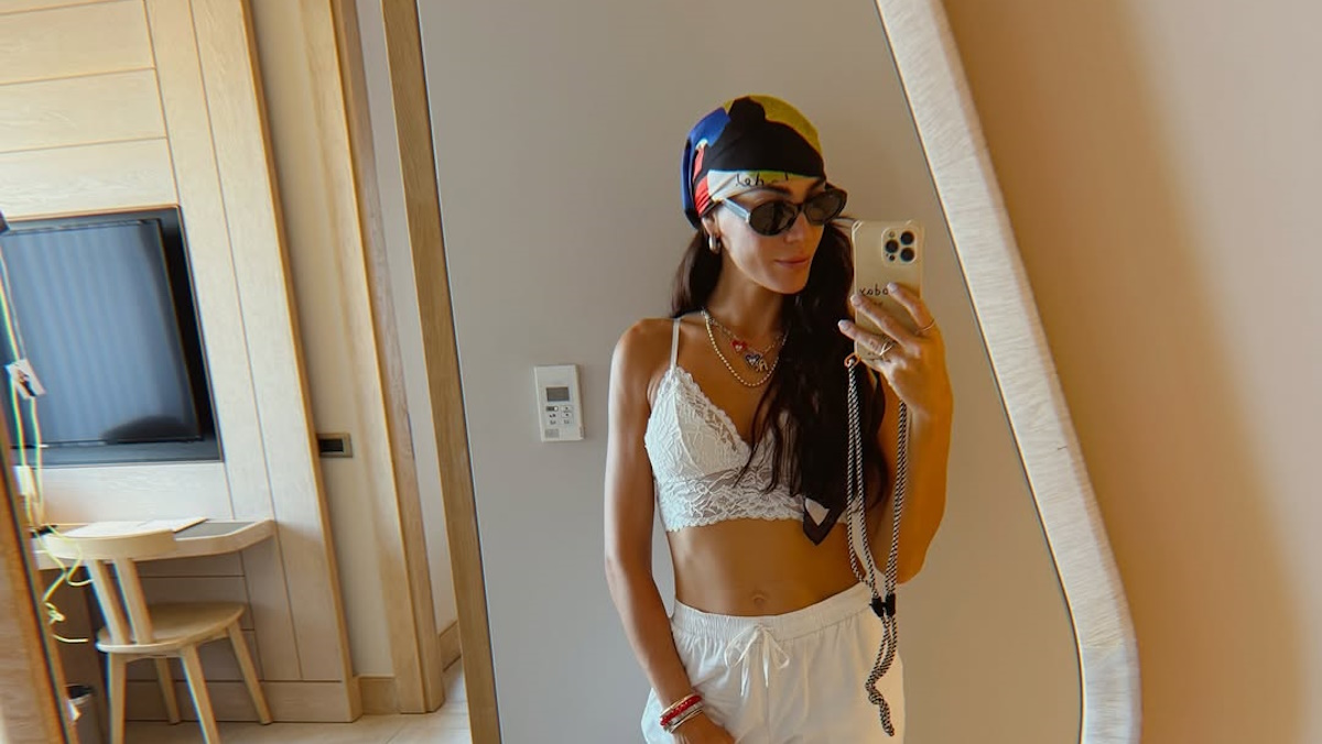 Ήβη Αδάμου: Κομψή με total white και τσάντα Lοuís Vuitton – Πόσο κοστίζει;