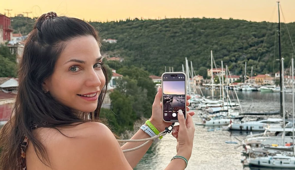 Κατερίνα Γερονικολού: Οι πόζες στο σκάφος και οι βόλτες στην Ιθάκη με πορτοκαλί μπικίνι
