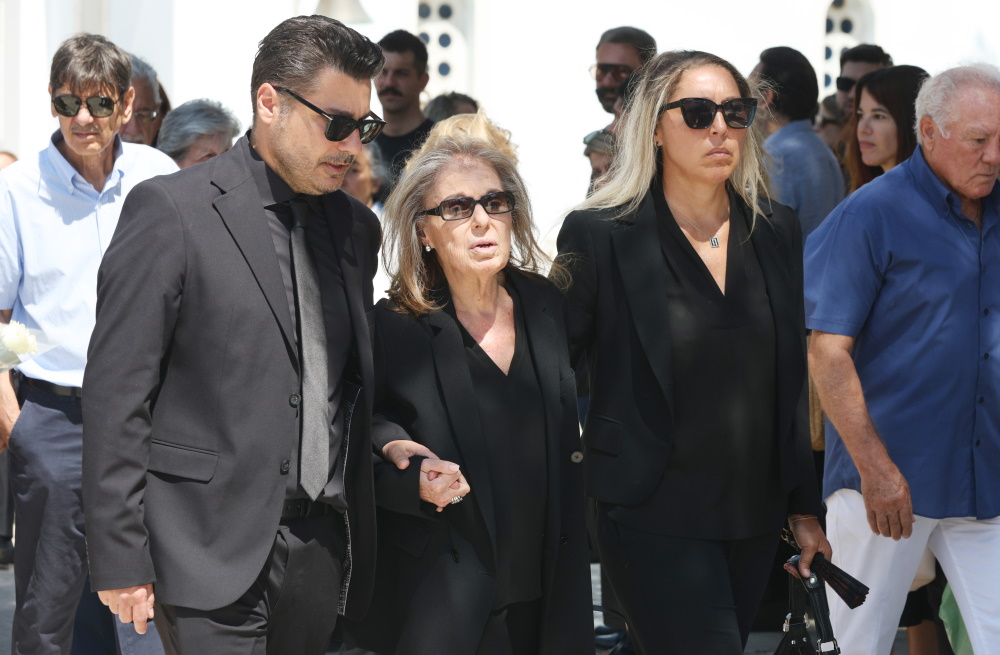 Συντετριμμένη η οικογένεια του εκλιπόντος. Ο Λάμπρος Κωνσταντάρας και η αδελφή του Παυλίνα στο πλευρό της μητέρας τους Βίκυς.