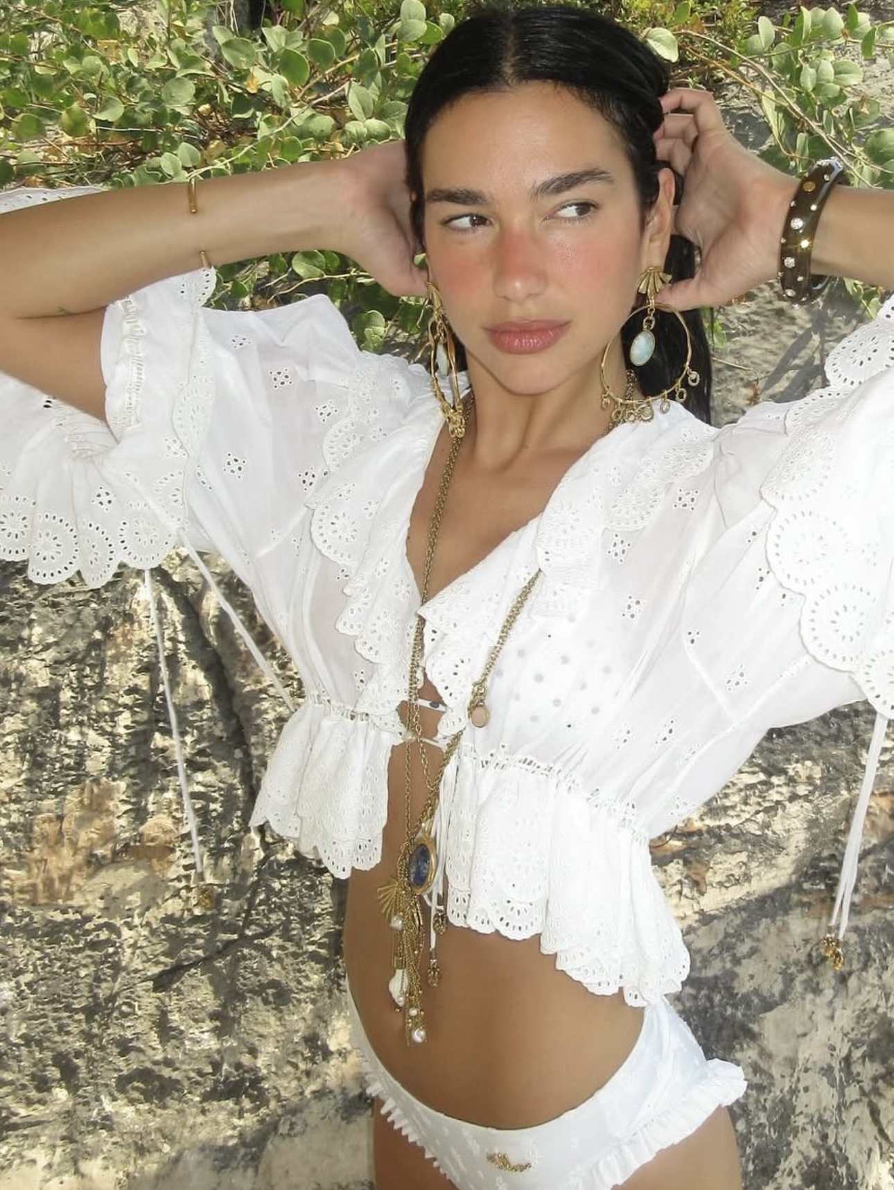 η Dua Lipa με φυσικό μακιγιάζ