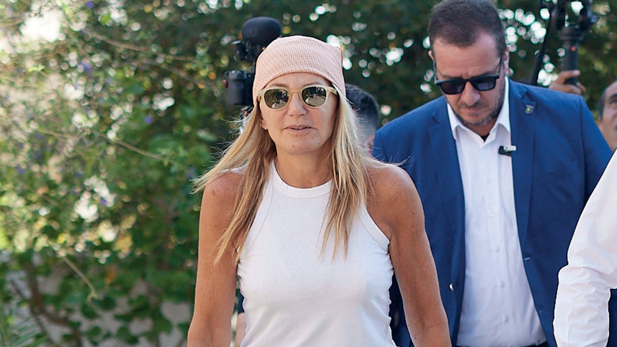 Μαρέβα Μητσοτάκη: Η minimal chic με boho στοιχεία εμφάνιση στα Χανιά
