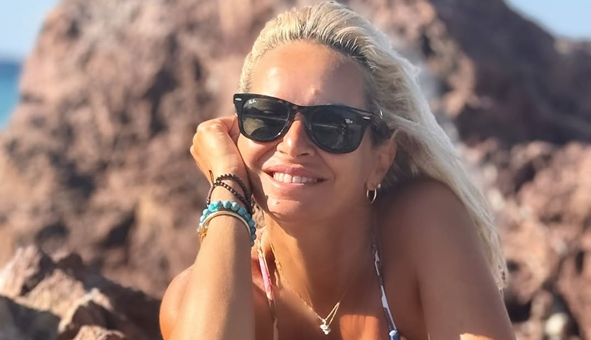 Μαρία Μπεκατώρου: Ποζάρει με floral μαγιό στις διακοπές της στη Σάμο