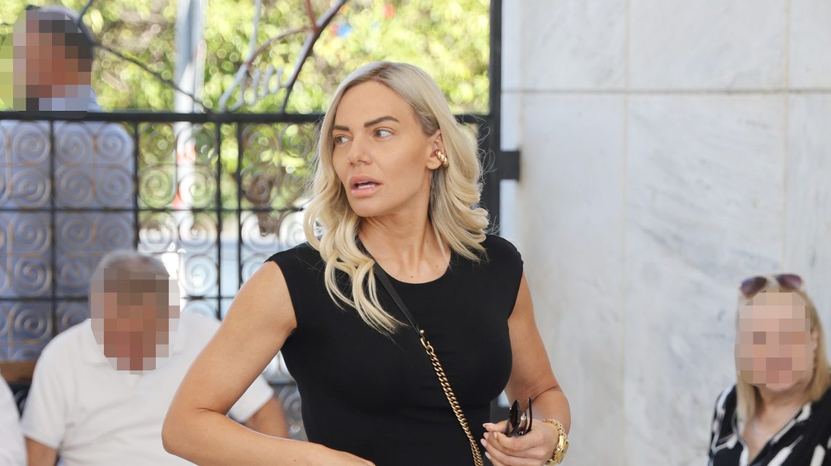 Η Ιωάννα Μαλέσκου στο πλευρό του Λάμπρου Κωνσταντάρα στην κηδεία του πατέρα του