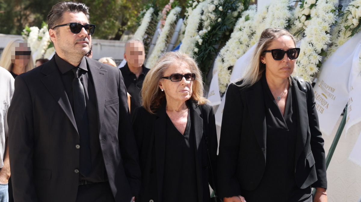 Bίκυ Κωνσταντάρα: Χέρι χέρι με τα παιδιά της, στην κηδεία του αγαπημένου της – Ήταν μαζί 60 χρόνια