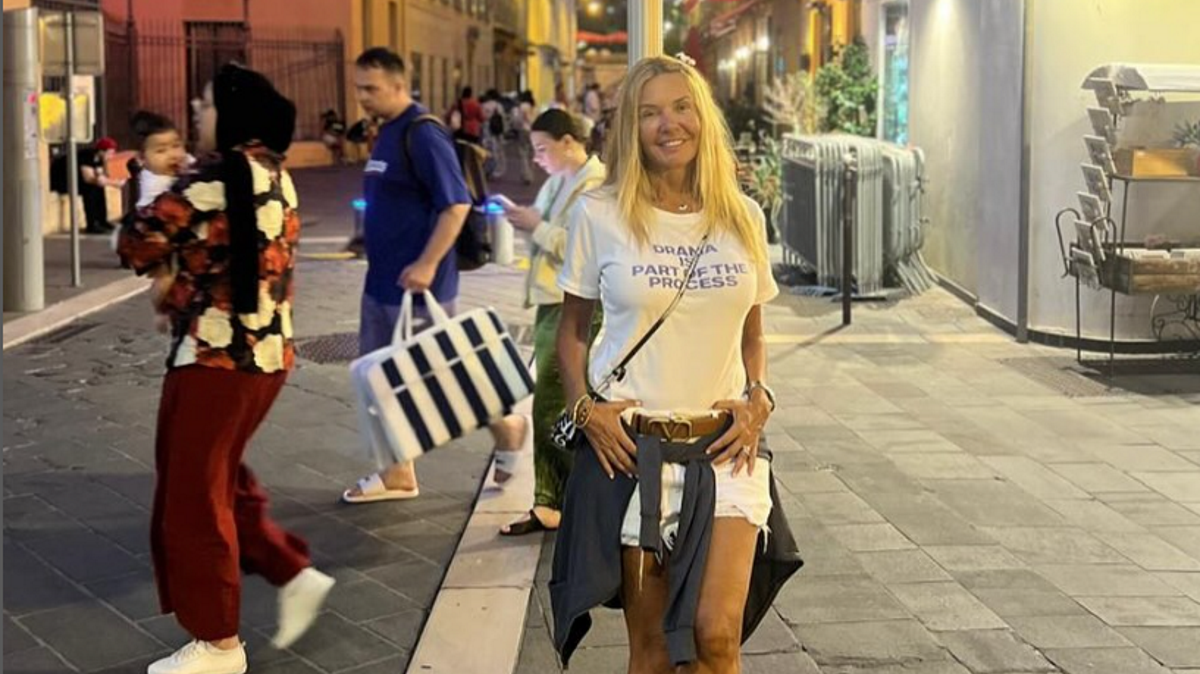Η κομψή εμφάνισητης Χριστίνας Παππά σε βραδινή έξοδο στο νησί των Ανέμων