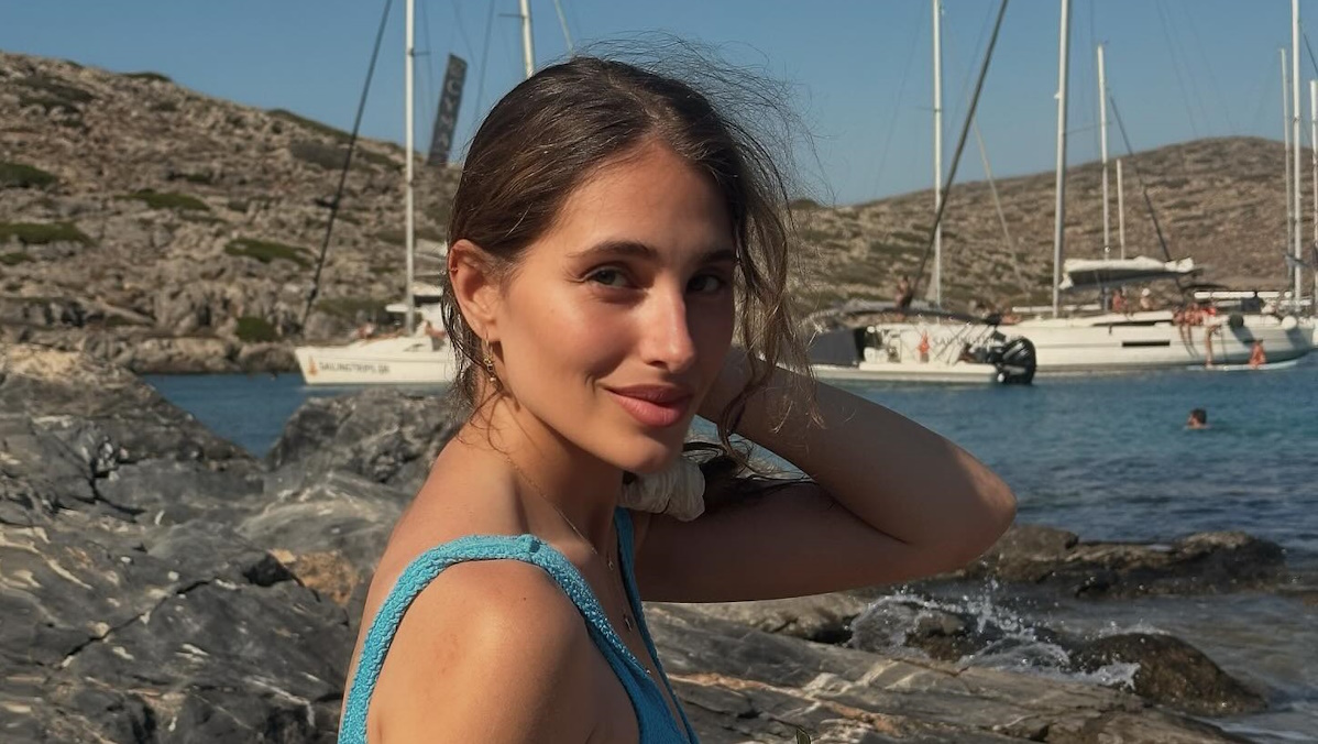 Παυλίνα Βουλγαράκη: Ποζάρει στην αγκαλιά του συντρόφου της στην παραλία