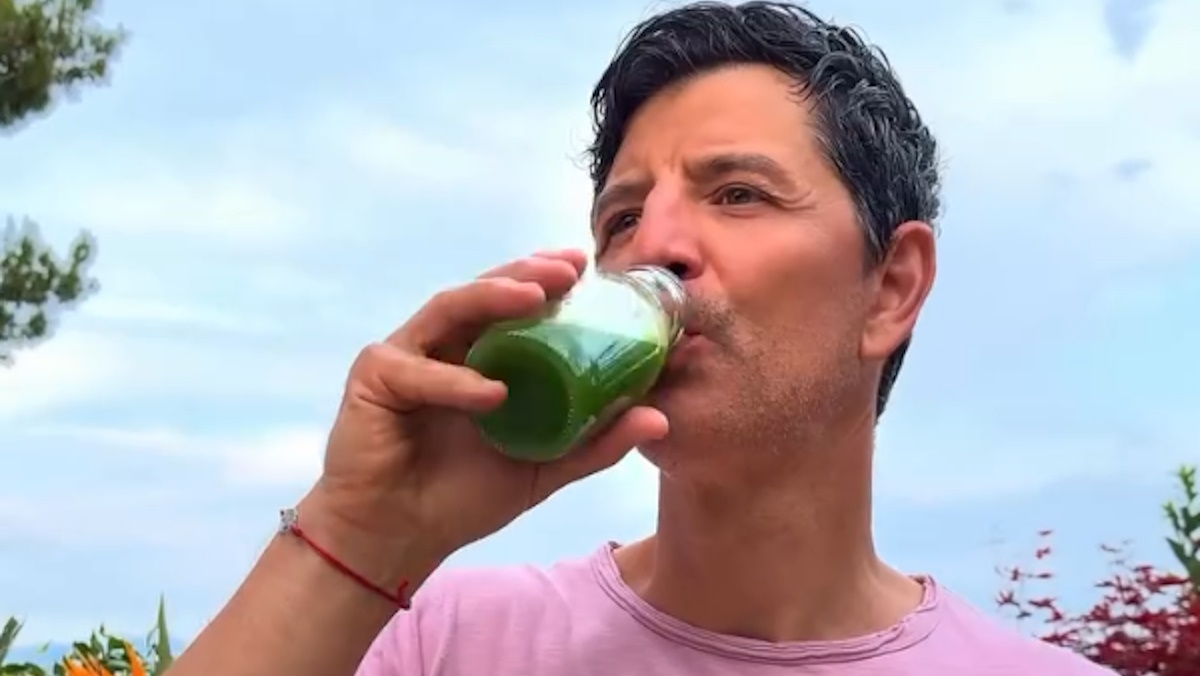 Σάκης Ρουβάς: Έφτιαξε το απόλυτο energy drink
