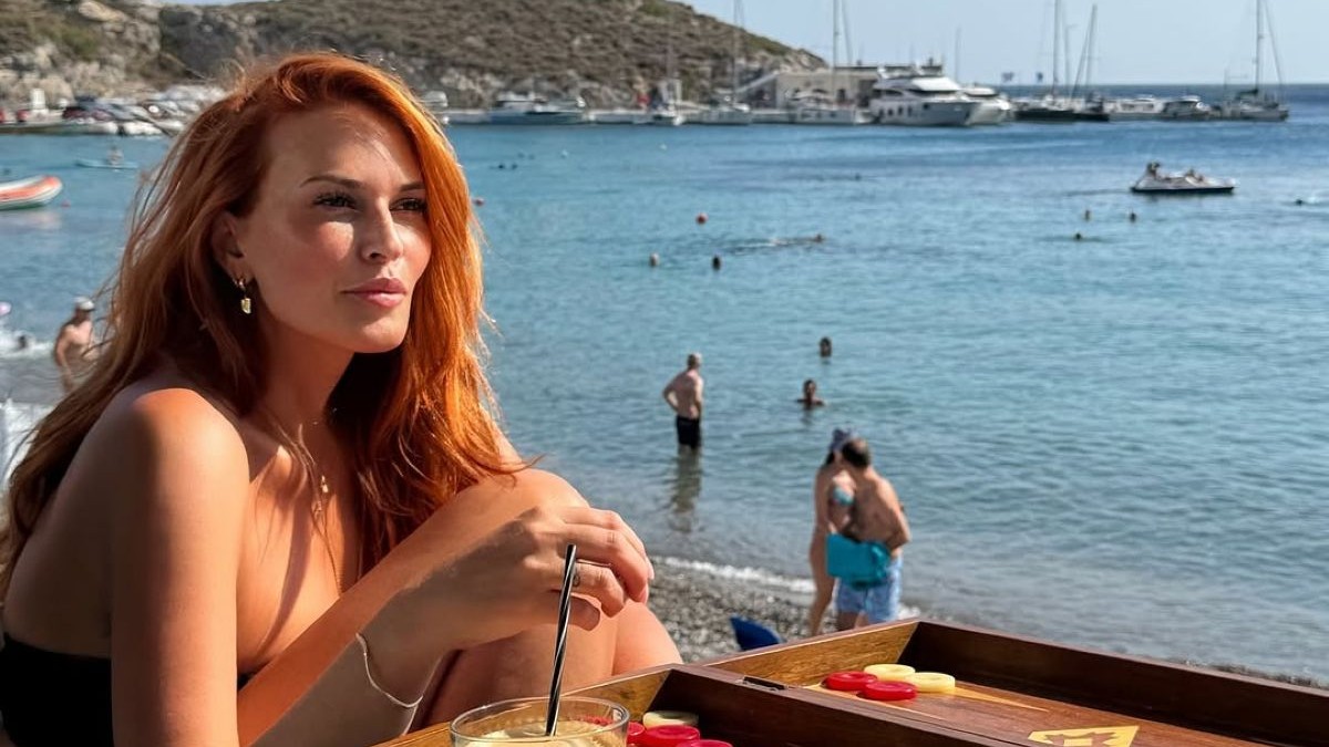 Σίσσυ Χρηστίδου: Η φωτογραφία από βραδινή έξοδο με την παρέα της στα σοκάκια των Κυθήρων!
