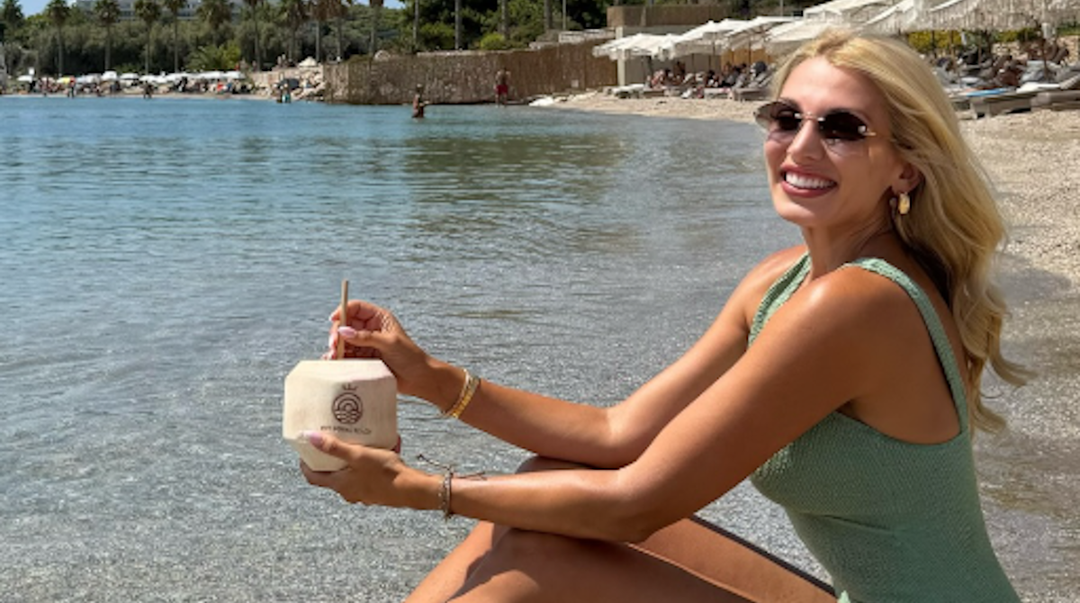 Κωνσταντίνα Σπυροπούλου: Με εντυπωσιακό ολόσωμο μαγιό στην θάλασσα