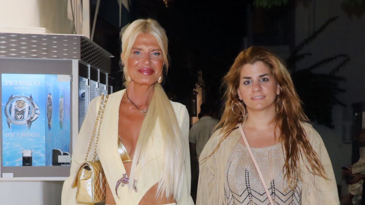 Μαρίνα Σταυράκη: Κομψή και εντυπωσιακή με λευκό σετ στη Μύκονο