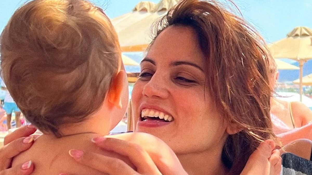 Μαίρη Συνατσάκη: Oι καλοκαιρινές στιγμές με την κόρη της – «Έχω ξεχάσει πως είναι να πηγαίνεις θάλασσα και να αράζεις»