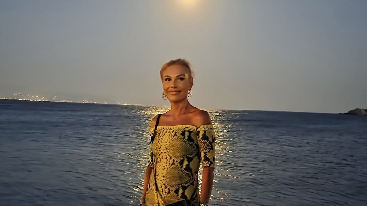 Τίνα Μεσσαροπούλου: Η elegant εμφάνιση της με φόντο την αυγουστιάτικη πανσέληνο