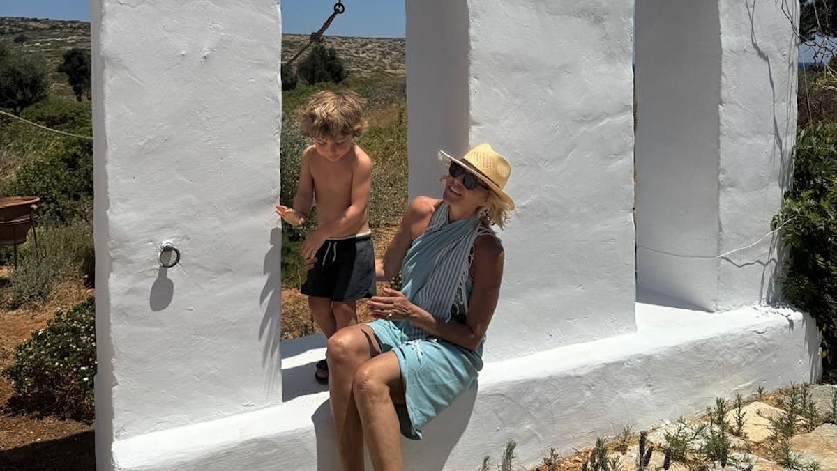Τζένη Μπαλατσινού: Οι φωτογραφίες με τους γιους της και τον Βασίλη Κικίλια από τις διακοπές τους