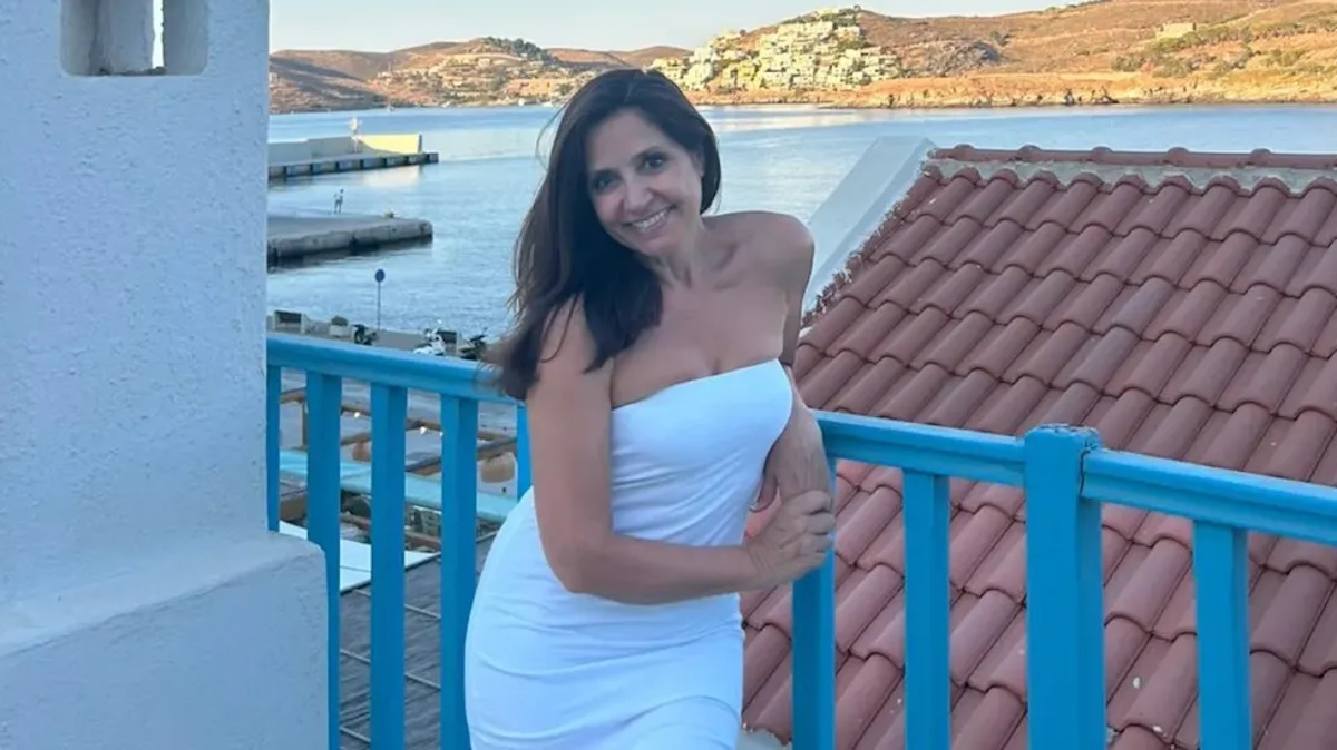 Βάσω Γουλιελμάκη: Παραδίδει μαθήματα κομψότητας επιλέγοντας το λευκό για τις καλοκαιρινές της εμφανίσεις