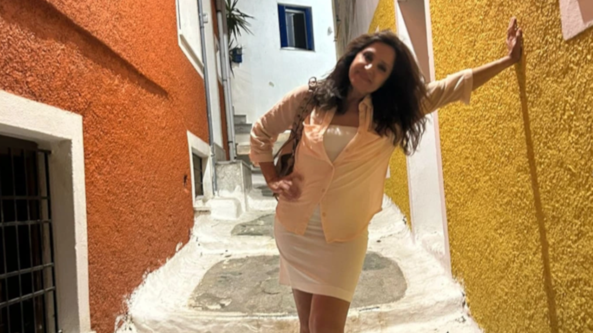 Βάσω Γουλιελμάκη: Κλέβει τις εντυπώσεις με αέρινο μπεζ φόρεμα