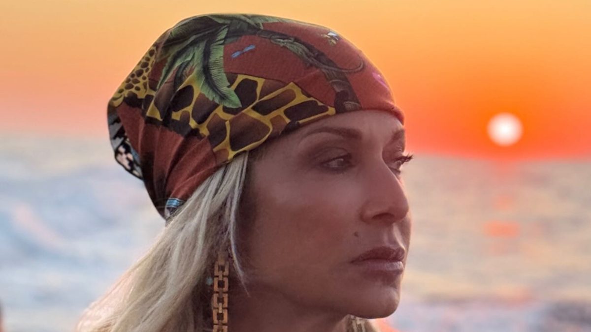 Άννα Βίσση: Εκθαμβωτική boho εμφάνιση στο ηλιοβασίλεμα της Σαντορίνης
