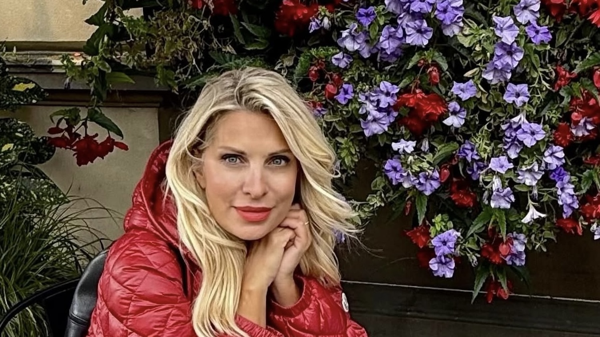 Ελένη Μενεγάκη: Το κερασένιο puffer jacket της στο Εδιμβούργο αποδεικνύει ότι η άνεση και το στυλ μπορούν να συνυπάρχουν