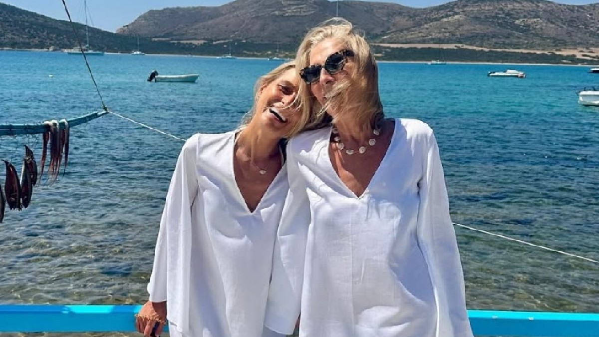 Τατιάνα Μπλάτνικ: Το φωτογραφικό της άλμπουμ από το καλοκαίρι – «Να μένουμε προσγειωμένοι, σαν να περπατάμε ξυπόλυτοι στην άμμο»