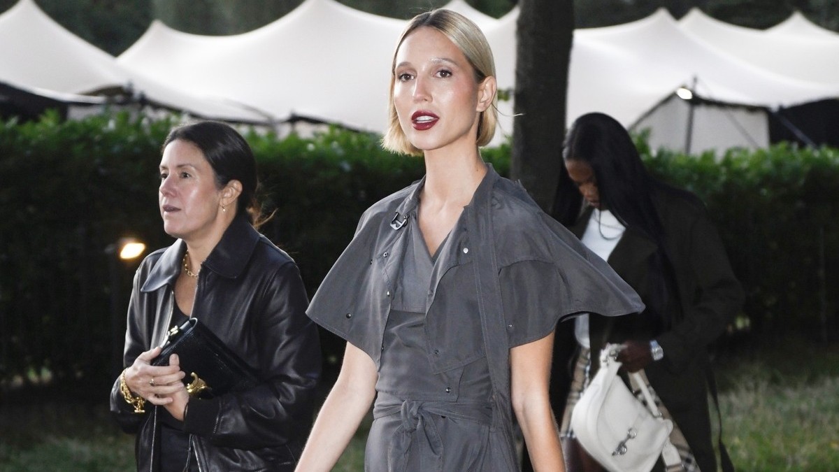 Ολυμπία Ντε Γκρες: Με trench-dress στο show της Burberry
