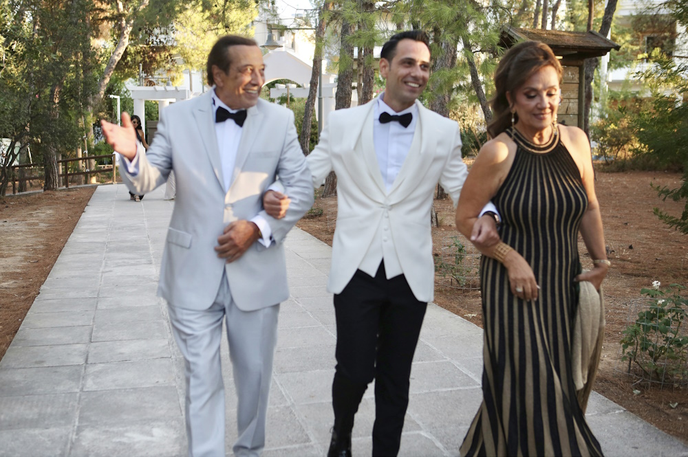 Ο Πρόδρομος Μαζλουμίδης συνοδευόμενος από τους γονείς του Αντύπα και Στέλλα Μαζλουμίδη.