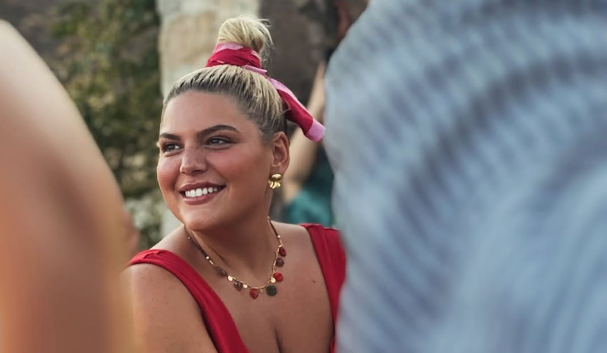 Η Δανάη Μπάρκα έγινε νονά στη Σέριφο!