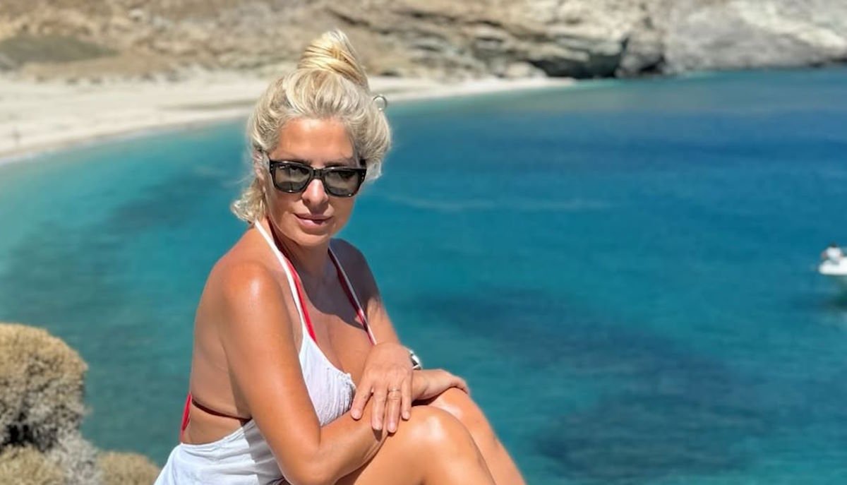 Ελένη Μενεγάκη: Οι διακοπές στην Άνδρο και οι τρυφερές αγκαλιές με τον Μάκη Παντζόπουλο