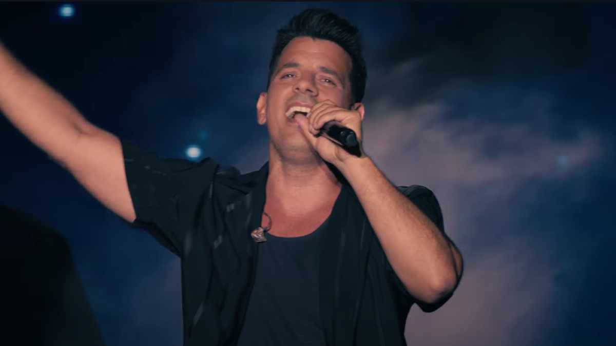 Ο Θοδωρής Φέρρης μας βάζει στα πιο ερωτικά μονοπάτια με το νέο music video της επιτυχίας «Όνειρο Θα ‘ναι ξανά (Κούνια)»