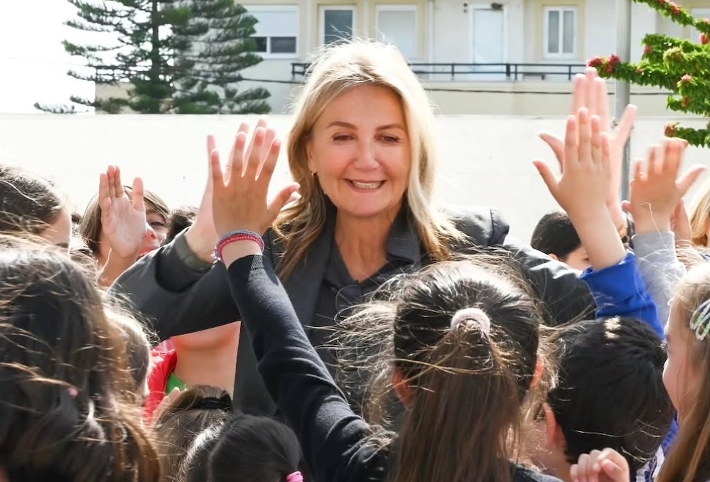 Το λευκό κοστούμι: Από τη Μαρέβα Μητσοτάκη έως τις γυναίκες σύμβολα που το έγραψαν στην Ιστορία