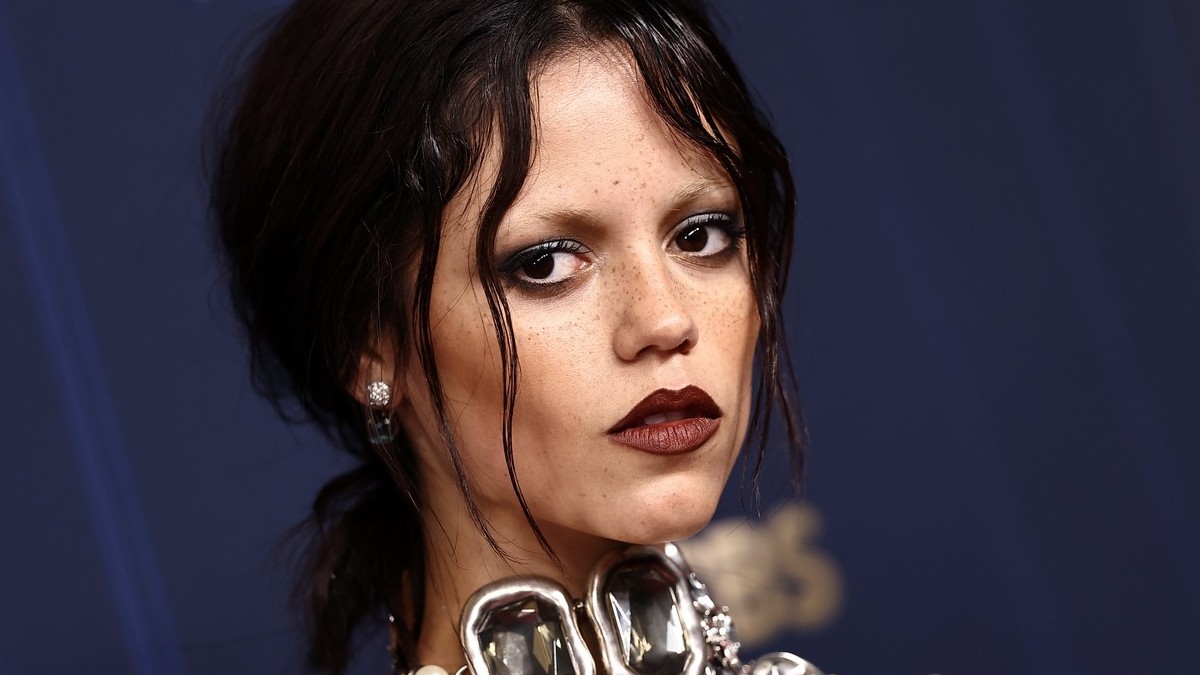 Πώς να πετύχετε το look της Τζένα Ορτέγκα στα Emmys 2025