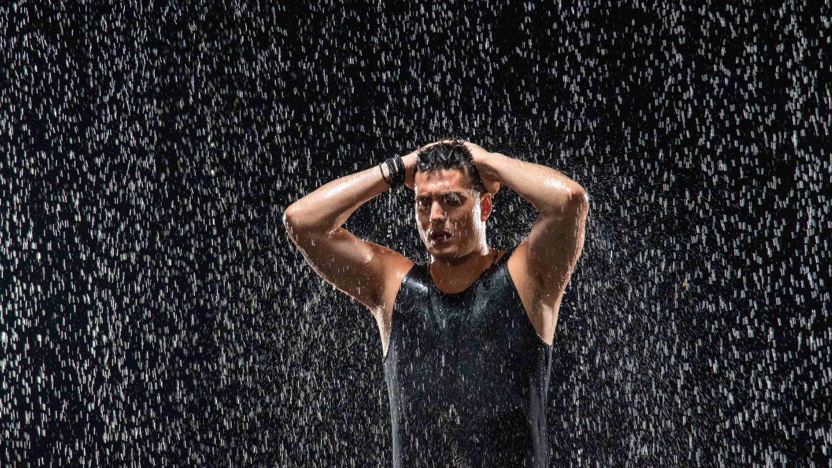 Γιώργος Κακοσαίος: Με sexy dark διάθεση στο νέο του video clip «Ούτε εχθροί ούτε φίλοι»