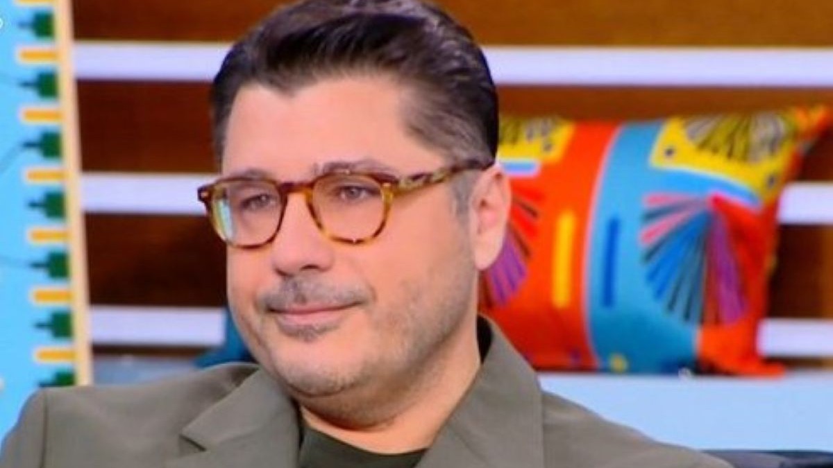 Λάμπρος Κωνσταντάρας: Η συγκίνησή του on airι για τον θάνατο του πατέρα του – «Έκανε θεραπείες, αλλά κόλλησε μικρόβιο. Την τέταρτη μέρα έπαθε ανακοπή»