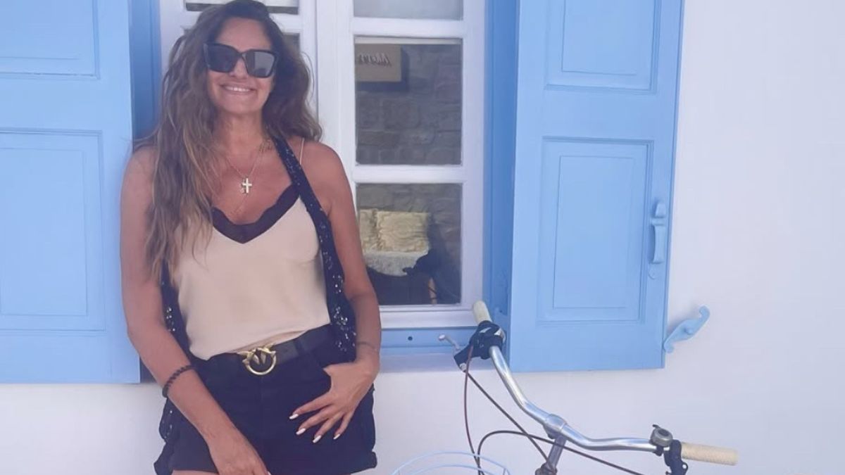 Βίκυ Κουλιανού: Καλωσορίζει τον Σεπτέμβριο ποζάροντας κομψά