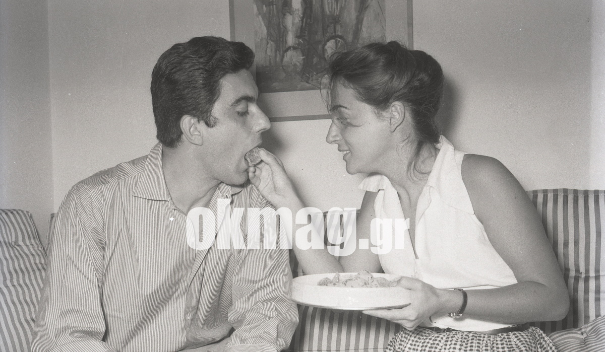 Αλίκη Βουγιουκλάκη – Τζένη Καρέζη: Αδημοσίευτες φωτογραφίες από την κηδεία της Έλλης Λαμπέτη
