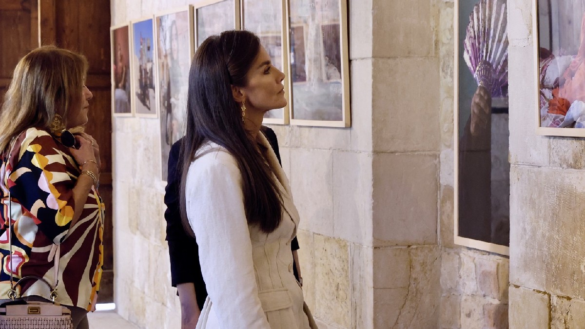 Η βασίλισσα Λετίσια ασπάζεται την γαλλική κομψότητα με διαχρονικά Mary Janes