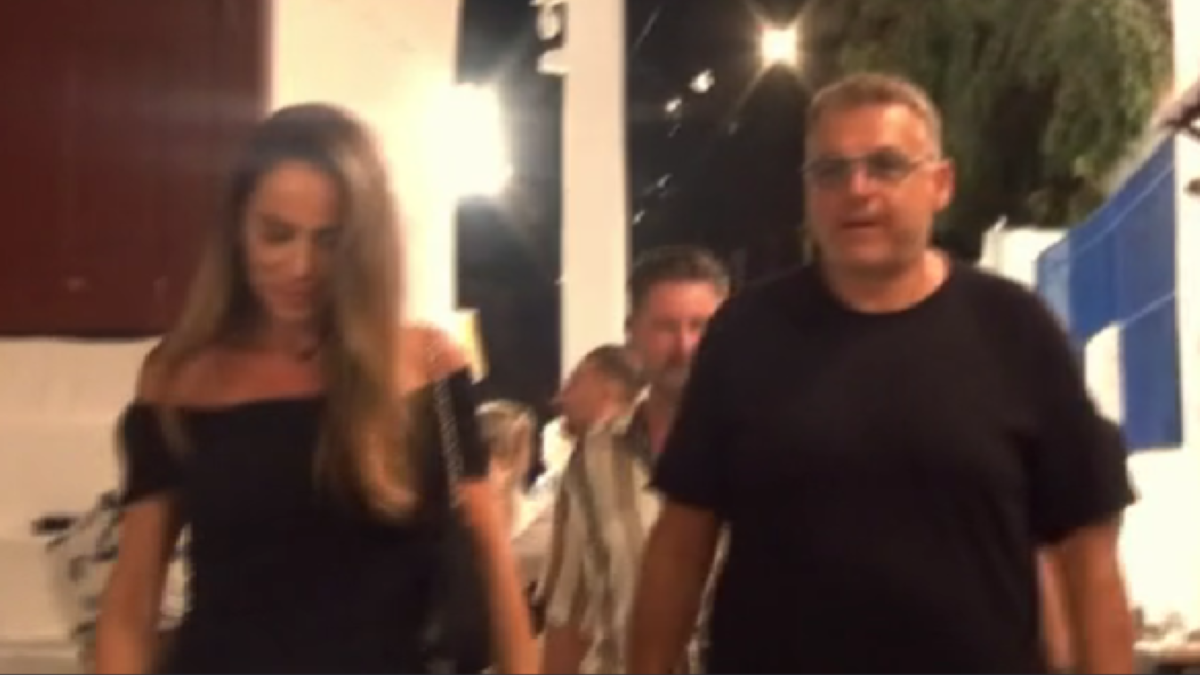 Γιώργος Λιάγκας – Μαρία Αντωνά: Βόλτα στα στενά της Μυκόνου!