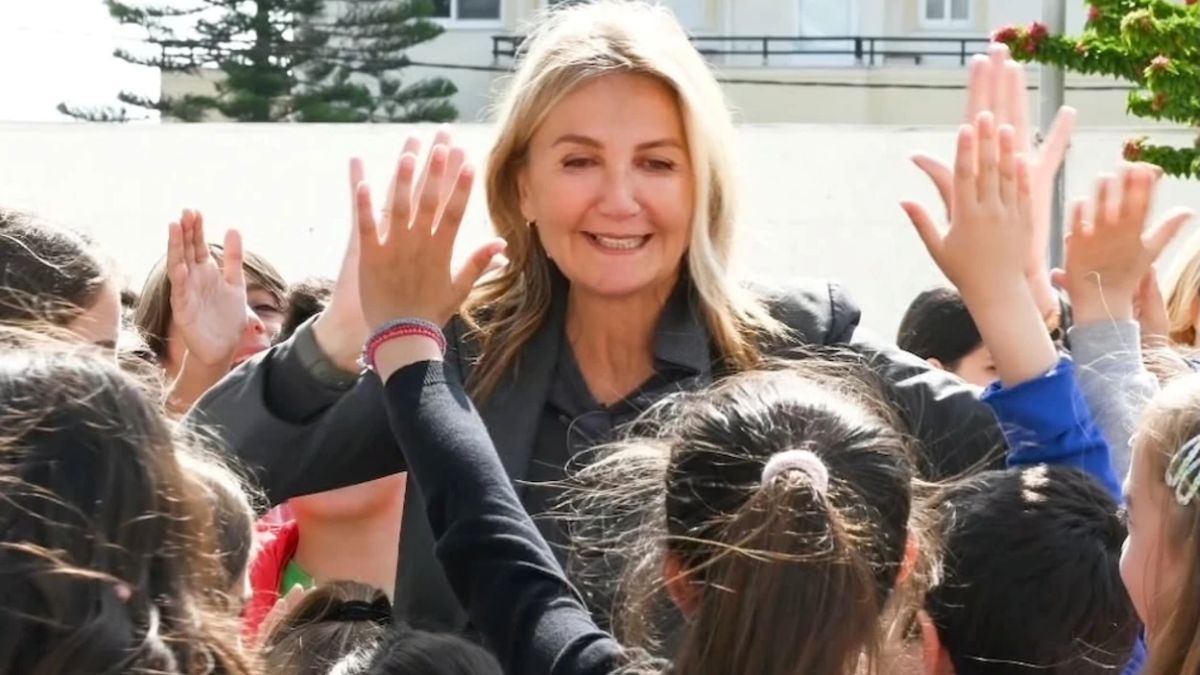 Το λευκό κοστούμι: Από τη Μαρέβα Μητσοτάκη έως τις γυναίκες σύμβολα που το έγραψαν στην Ιστορία