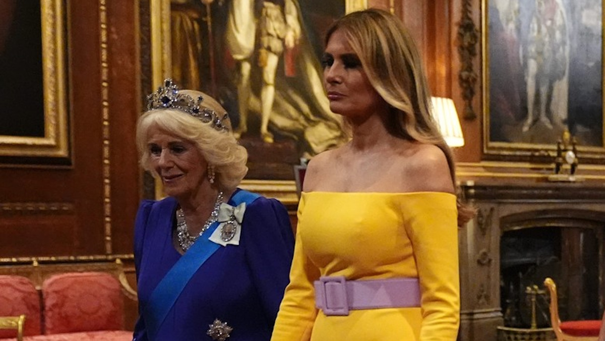 Μελάνια Τραμπ: Το τολμηρό κίτρινο off shoulder φόρεμα στο κρατικό δείπνο δίπλα στη βασίλισσα και το μήνυμα που στέλνει