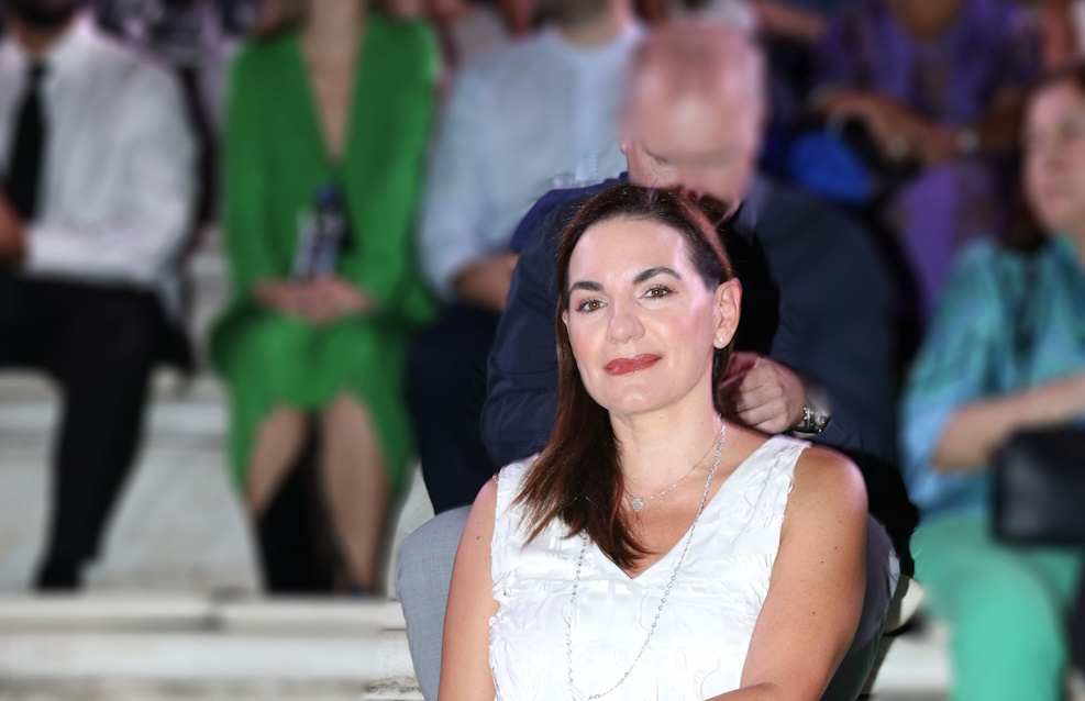 Όλγα Κεφαλογιάννη: Με ultra chic εμφάνιση και εσπαντρίγιες στο Ηρώδειο