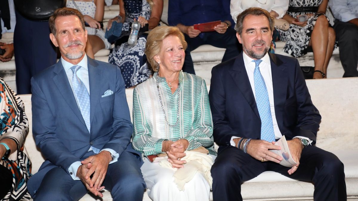 Παύλος Ντε Γκρες: Σπάνια δημόσια εμφάνιση με τον Νιλόλαο και τη μητέρας τους, Άννα Μαρία στο Ηρώδειο