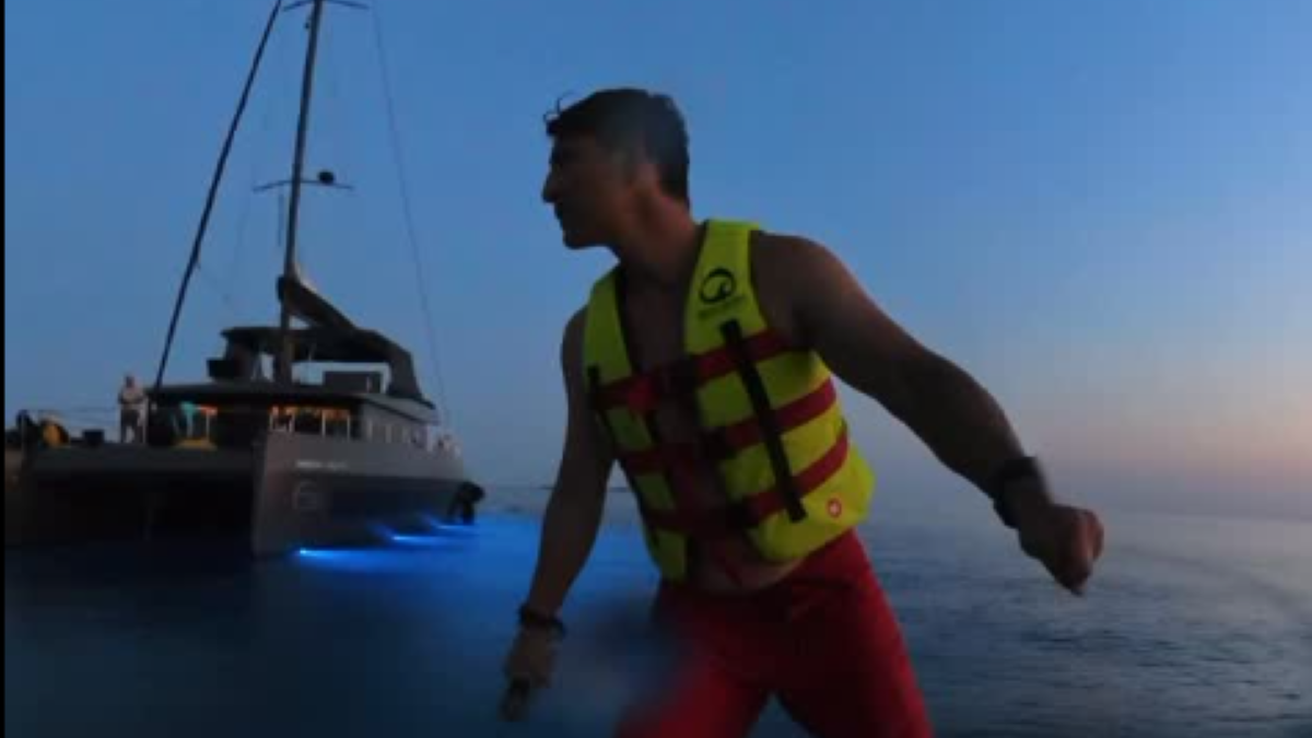 Σάκης Ρουβάς: Αποχαιρετά το καλοκαίρι κάνοντας surf!